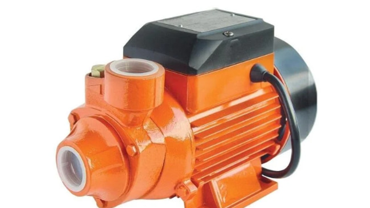 Bomba d'água periférica Intech Machine BP 500 com motor de 1/2 HP, ideal para pressurização de sistemas hidráulicos residenciais, compacta e eficiente para uso doméstico.