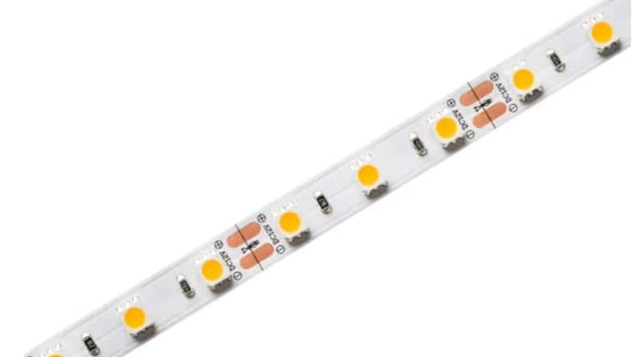 Fita de LED Stella Eco acesa, emitindo luz branca suave, ideal para iluminação decorativa e eficiente em ambientes residenciais ou comerciais.