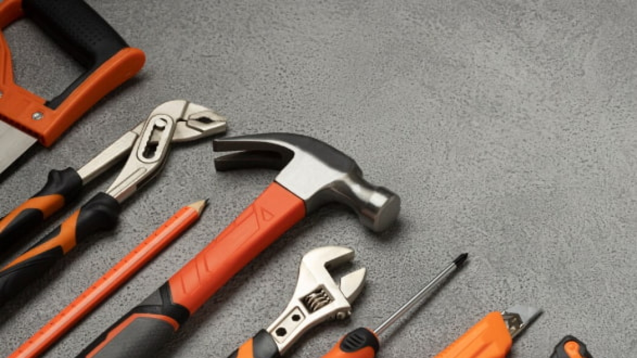 ferramentas espalhadas pela bancada para uso manual