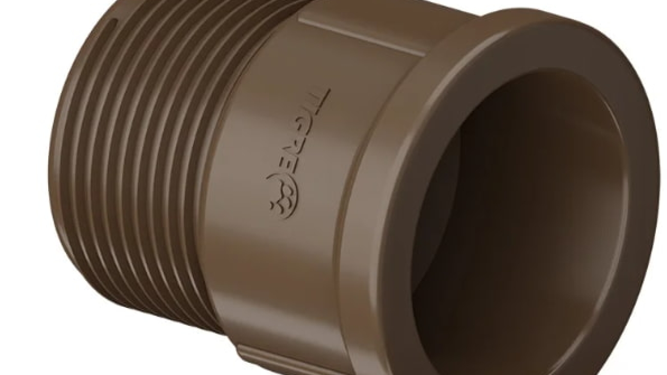 Adaptadores hidráulicos conectando tubos em instalação residencial