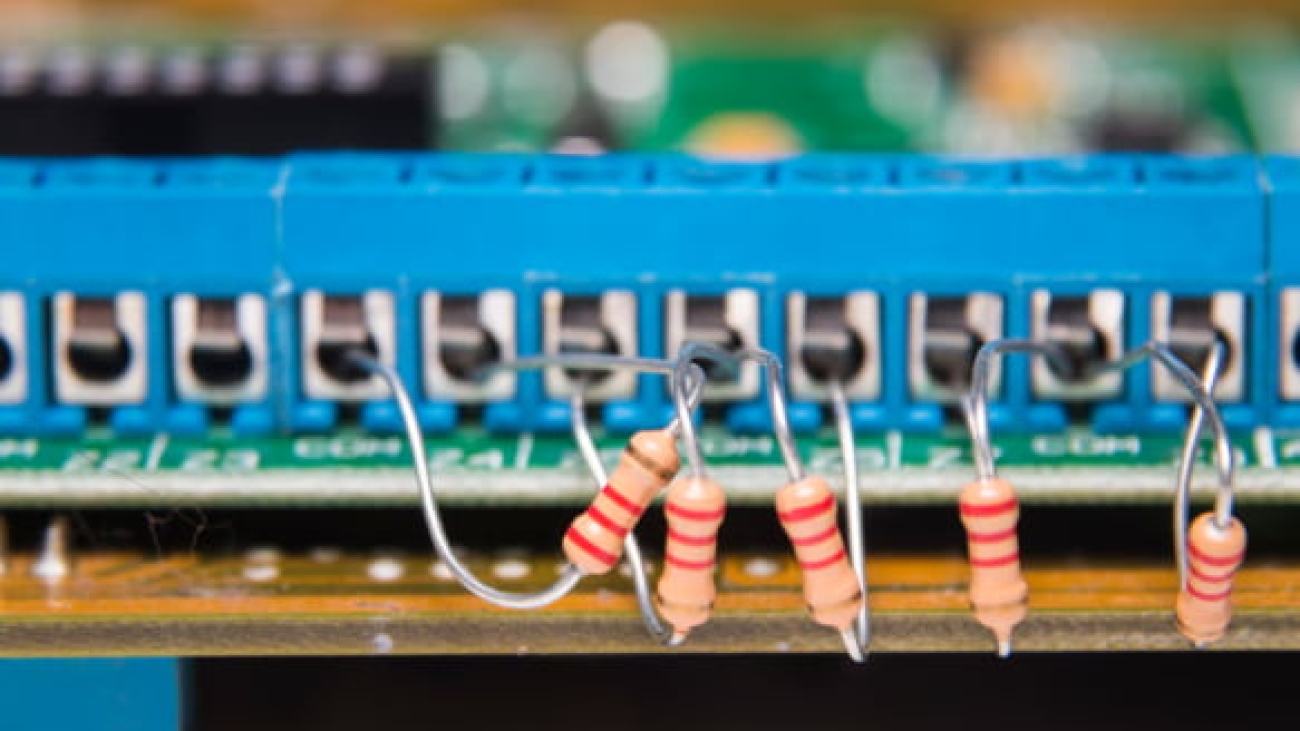 dispostivio eletrico em mesa