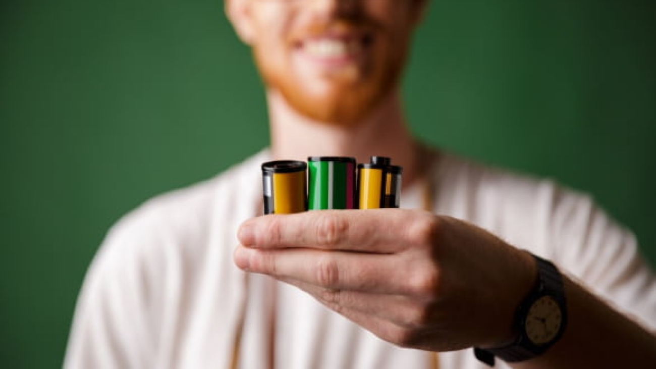 bateria alcalina sendo segurada por homem